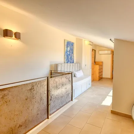 Bright And Centrally Located Lejlighed *